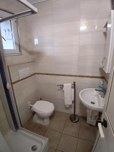 La petite salle de bains est pourvue de toilettes et d'un lavabo. dans l'établissement Case vacanze Leo & Cristina, à Peschici