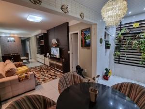 Χώρος καθιστικού στο Apartamento FRENTE PARA 0 MAR - PÉ NA AREIA - 3 SUITES COM AR CONDICIONADO, 2- VAGAS PARA CARROS MÉDIOS OU PICK UP E CARRO PEQUENO - FINAMENTE DECORADO - PRAIA DO MORRO-INTERNET -WI-FI -TV COM SERVIÇOS DE DISNEY PLUS - NETFLIX -HBO MAX -STAR MAX -