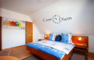 een slaapkamer met een bed met blauwe kussens bij Kiek Inn in Hitzacker