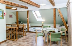 - une salle à manger avec une table et des chaises dans l'établissement Lindenhoff, à Liepasmuiža