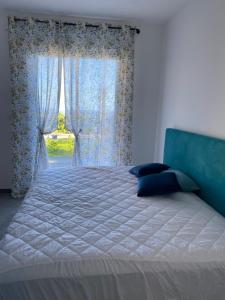 1 dormitorio con 1 cama grande y ventana en Villa Primo 2, en Le Lambert