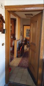 eine offene Tür zu einer Küche und einem Wohnzimmer in der Unterkunft Appartamento Pepe in Castello di Fiemme