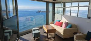 salon z widokiem na ocean w obiekcie Exclusive Malaga Skyline w Maladze