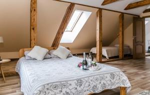 - une chambre avec un lit, une table et une fenêtre dans l'établissement Lindenhoff, à Liepasmuiža