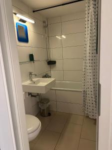 a bathroom with a sink and a toilet at Gemütliche Zimmer - Messe Gruga in Essen
