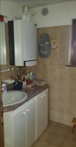 y baño con lavabo y encimera. en Appartamento Pepe en Castello di Fiemme