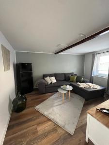 ein Wohnzimmer mit einem Sofa und einem Tisch in der Unterkunft Stadtzauber Apartments in Bad Neuenahr-Ahrweiler