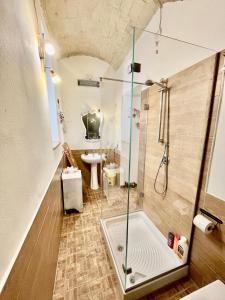 a bathroom with a shower and a sink at Spello Vacanze Dante's House piano terra in Spello