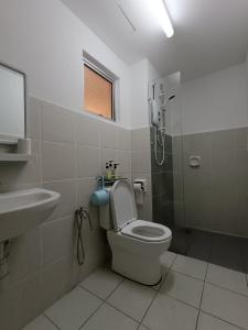 uma casa de banho com um chuveiro, um WC e um lavatório. em MamaQarl Homestay@KLIA&PICC+ Wi-Fi+Neflix 7pax em Sepang