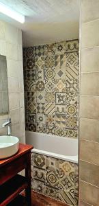 bagno con lavandino e parete piastrellata di Hôtel Candide a Saint-Bertrand-de-Comminges Altre 37 foto