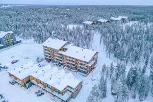 uma vista aérea de um resort na neve em Levillas Levin Cranberry C24 em Levi