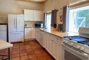 Una cocina o zona de cocina en At Home in the Enchanted Forest of Taos County!