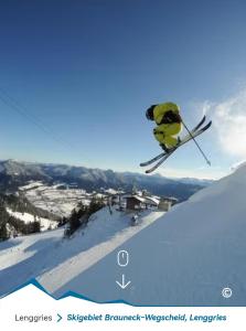 een persoon die op ski's in de lucht springt bij Ferienwohnung Borger in Sauerlach