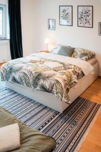 een slaapkamer met een groot bed en een tapijt bij Moderne 3-Zimmer-Wohnung in Top-Lage in Karlsruhe