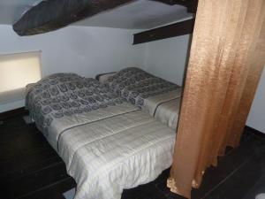 Giường trong phòng chung tại AU CHANT DU COQ