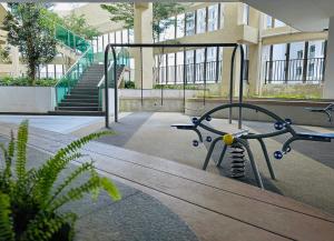 - un bâtiment avec une salle de sport dotée d'un banc et d'escaliers dans l'établissement Peachy Poolview Paradise @ Paradigm Mall *10-12pax, à Johor Bahru