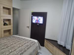 Ένα ή περισσότερα κρεβάτια σε δωμάτιο στο Apartamento FRENTE PARA 0 MAR - PÉ NA AREIA - 3 SUITES COM AR CONDICIONADO, 2- VAGAS PARA CARROS MÉDIOS OU PICK UP E CARRO PEQUENO - FINAMENTE DECORADO - PRAIA DO MORRO-INTERNET -WI-FI -TV COM SERVIÇOS DE DISNEY PLUS - NETFLIX -HBO MAX -STAR MAX -
