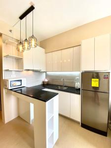 Kuchyň nebo kuchyňský kout v ubytování Urban Oasis Condo 1 Bedroom Facing Pool Area only steps away from Ayala Mall