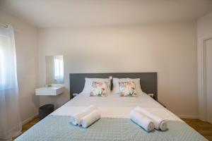 - une chambre avec un grand lit et 2 serviettes dans l'établissement Apartment Karlo, à Trogir 28 autres photos
