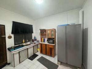 een keuken met een roestvrijstalen koelkast bij Erma Homestay Kota Bharu in Kota Bharu