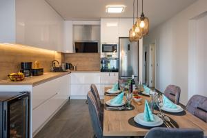 une cuisine et une salle à manger avec une table et des chaises dans l'établissement Apartment Karlo, à Trogir