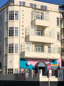Un edificio blanco con un cartel en él. en Seaside Flat With Sunny Garden., en Brighton & Hove
