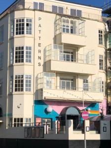 um edifício branco com um cartaz em Seaside Flat With Sunny Garden. em Brighton & Hove