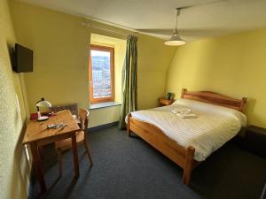 A bed or beds in a room at AUX GLOBE-TROTTERS
