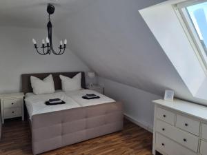 um quarto com uma cama e um lustre em Wohlfühlende Wohnung nähe Dortmund em Witten