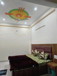 - une chambre avec un lit doté d'une horloge au plafond dans l'établissement SHREE JI HOMESTAY, à Rishikesh