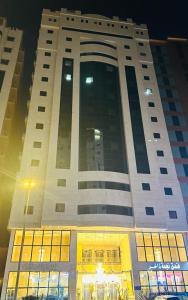 麥加的住宿－فندق نجمة ذاخر，一座大型的建筑,晚上有很多窗户