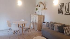 ein Wohnzimmer mit einem Sofa und einem Tisch in der Unterkunft Complejo Martins Pilar in Del Viso