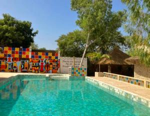 una piscina con acqua blu in un resort di La Maison Chocolat a Nianing