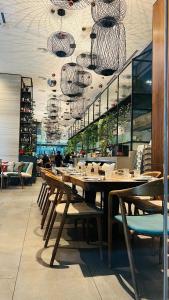 Crystal Suite at Dorsett Bukit Bintang KL tesisinde bir restoran veya yemek mekanı