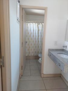 un baño con lavabo e inodoro en Departamentos Alto Mendoza, en Las Heras