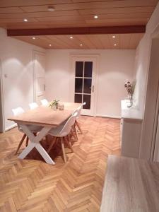 een eetkamer met een houten tafel en stoelen bij Ferienwohnung Allgäu 2 in Memmingen