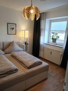 Un dormitorio con una cama grande y una ventana en Ferienwohnung Allgäu 2 en Memmingen