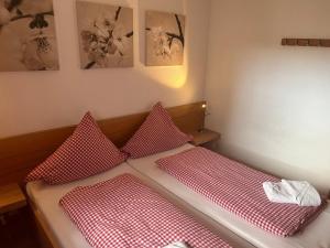 un letto con cuscini rossi e bianchi in una stanza di Ferienwohnung Carpe Diem - a89500 a Walchensee