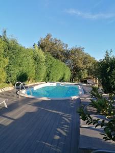 ein Swimmingpool mitten in einem Hof in der Unterkunft Casa de Férias do Parque da Peneda Gerês in Vila Verde