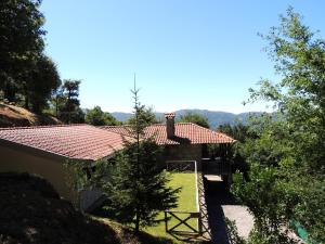 eine Außenansicht eines Hauses mit Dach in der Unterkunft Casa de Férias do Parque da Peneda Gerês in Vila Verde