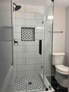 La salle de bains est pourvue d'une douche en verre et de toilettes. dans l'établissement Quaint 1 bd close to downtown, à Houston