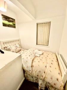 ein kleines Schlafzimmer mit einem Bett und einem Fenster in der Unterkunft Luxurious Suite: Nottingham Room in Nottingham