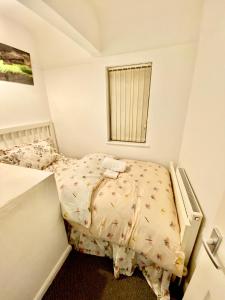 un pequeño dormitorio blanco con una cama. en Luxurious Suite: Nottingham Room, en Nottingham