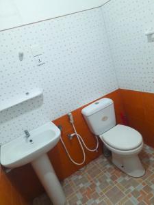 a bathroom with a toilet and a sink at Hill House Haldummulla in Badulla