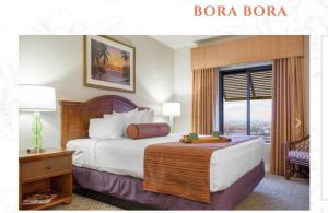 pokój hotelowy z łóżkiem i oknem w obiekcie Tahiti Village w Las Vegas