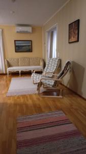 ein Wohnzimmer mit einem Sofa und einem Tisch in der Unterkunft Paritalokolmio joen rannalla in Haapavesi