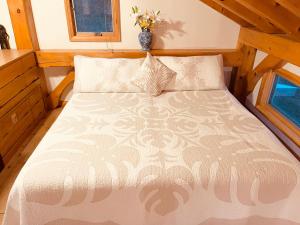 um quarto com uma cama com um vaso de flores em Patagonia Home em Shimoda