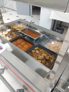 bufet z różnymi rodzajami żywności w obiekcie ЭДЕМ w mieście Taraz