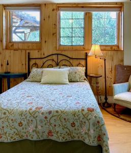 Cama o camas de una habitación en At Home in the Enchanted Forest of Taos County!