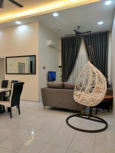 ein Wohnzimmer mit einem Sofa und einem Tisch in der Unterkunft COZY CR Guesthouse Nilai Pajam with Self Check-In in Nilai